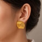 siknakit-twisted-ribbon-zlati-rebrasti-uhani-closeup-na-usesu