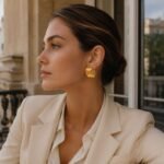 siknakit-twisted-ribbon-zlati-rebrasti-uhani-editorial-blazer