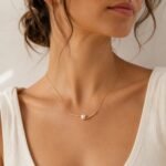 siknakit-zlata-minimalisticna-verizica-z-biserom-pearl-arc-close-up