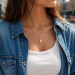 siknakit-zlata-verizica-s-kljucavnico-urban-lock-casual-city-denim-closeup.jpg