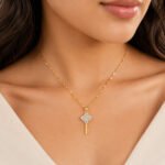 siknakit-zlata-verizica-s-kljuckom-in-cirkoni-lucky-key-close-up-na-vratu