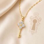siknakit-zlata-verizica-s-kljuckom-in-cirkoni-lucky-key-sik-ozadje-kljucavnica