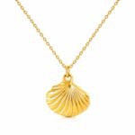 siknakit-zlata-verizica-s-skoljkastim-obeskom-seashell-bela-podlaga Seashell Glow zlata verižica s školjkastim obeskom Šik nakit