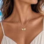 siknakit-zlata-verizica-s-skoljko-in-bisernim-detajlom-pearl-shell-close-up-na-vratu