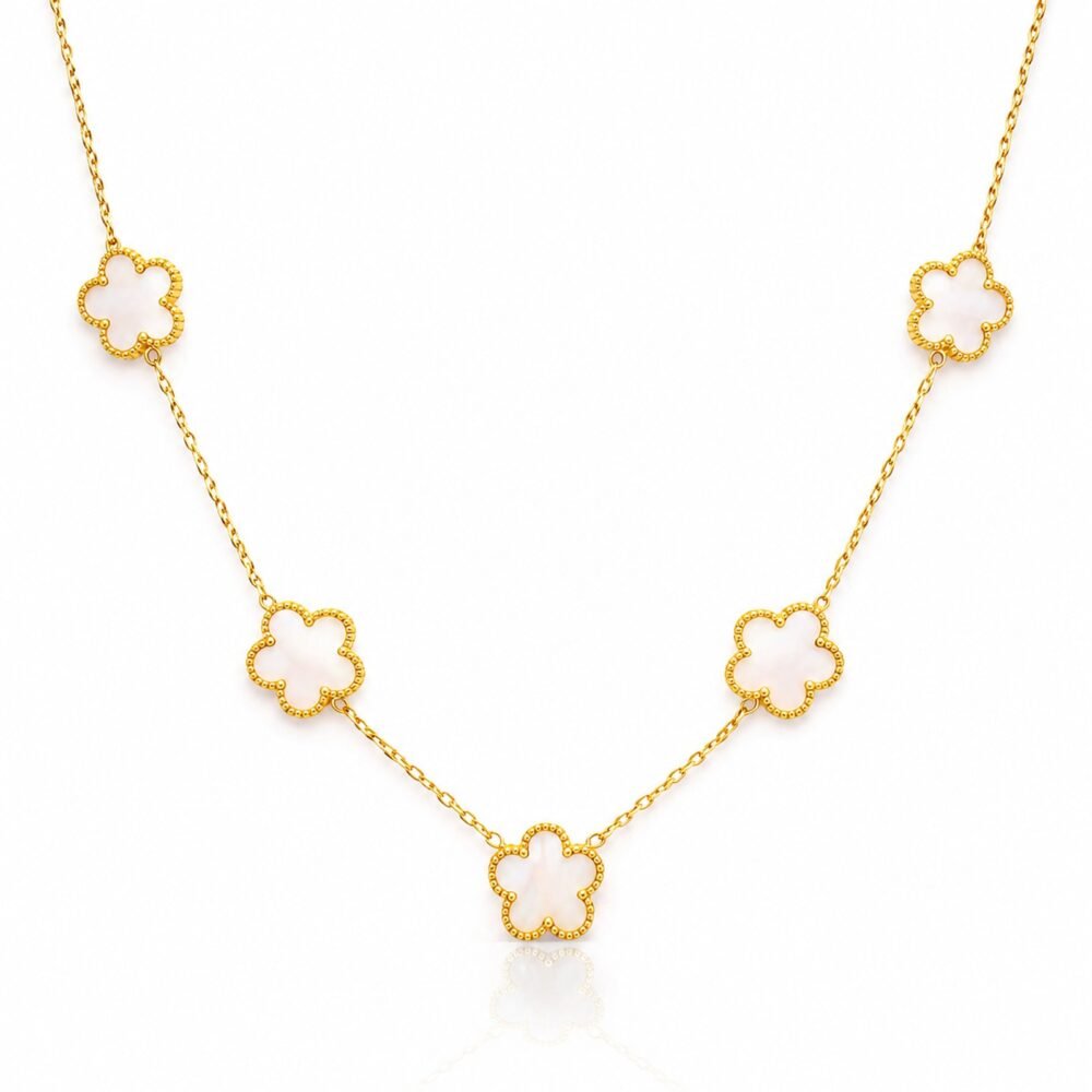 siknakit-zlata-verizica-z-belimi-clover-detajli-clover-ivory-bela-podlaga Clover Ivory zlata Clover verižica z belimi detajli Šik nakit
