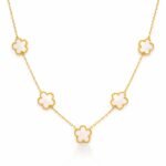 siknakit-zlata-verizica-z-belimi-clover-detajli-clover-ivory-bela-podlaga Clover Ivory zlata Clover verižica z belimi detajli Šik nakit