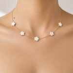 siknakit-zlata-verizica-z-belimi-clover-detajli-clover-ivory-elegantni-close-up
