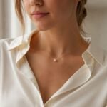 siknakit-zlata-verizica-z-biserom-pearl-whisper-bela-srajca-close-up