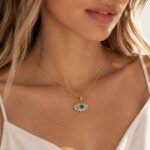 siknakit-zlata-verizica-z-evil-eye-obeskom-evil-eye-glow-soft-editorial.jpg
