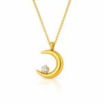 siknakit-zlata-verizica-z-luno-in-cirkonom-crescent-glow-bela-podlaga Crescent Glow zlata verižica z luno in cirkonom Šik nakit