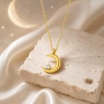 siknakit-zlata-verizica-z-luno-in-cirkonom-crescent-glow-travertin-saten