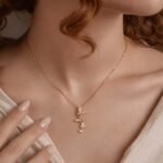 siknakit-zlata-verizica-z-metulji-in-cirkoni-butterfly-cascade-close-up-na-vratu