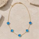 siknakit-zlata-verizica-z-modrimi-clover-detajli-clover-azure-kamnita-podlaga