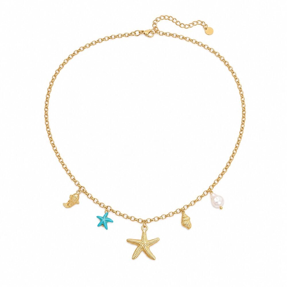 siknakit-zlata-verizica-z-morsko-zvezdo-in-poletnimi-obeski-sea-star-treasure-bela-podlaga Sea Star Treasure zlata verižica z morsko zvezdo in obeski Šik nakit