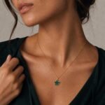 siknakit-zlata-verizica-z-zelenim-clover-obeskom-clover-verde-editorial-close-up