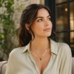 siknakit-zlata-verizica-z-zelenim-obeskom-emerald-line-soft-luxe-satenasta-bluza