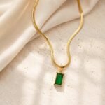 siknakit-zlata-verizica-z-zelenim-obeskom-emerald-line-travertin-saten