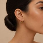 siknakit-zlati-uhani-essential-classic-hoops-closeup-na-usesu