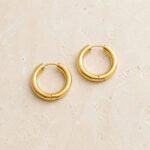 siknakit-zlati-uhani-essential-classic-hoops-produktna-na-kamniti-podlagi