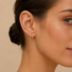 siknakit-zlati-uhani-essential-sleek-hoops-closeup-na-usesu