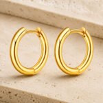 siknakit-zlati-uhani-essential-sleek-hoops-produktna-na-kamniti-podlagi