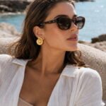 siknakit-zlati-uhani-v-obliki-skoljke-seashell-muse-closeup-ob-morju