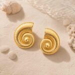 siknakit-zlati-uhani-v-obliki-skoljke-seashell-muse-pescena-podlaga-s-skoljkami
