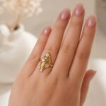 sik-nakit-aegean-shell-gold-zlati-prilagodljiv-prstan-s-školjko-na-roki2