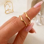 sik-nakit-contour-v-gold-zlati-tanek-prstan-z-nezno-v-obliko-close-up-na-roki