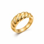 sik-nakit-croissant-gold-zlati-statement-prstan-bela-produktna Croissant Gold zlati statement prstan z reliefnim dizajnom Šik nakit