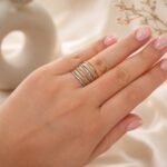 sik-nakit-dvobarvni-prilagodljivi-prstan-duet gold-silver-na-roki