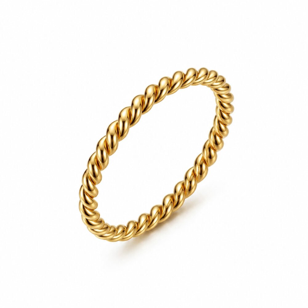 sik-nakit-heritage-braid-gold-zlati-tanek-prstan-s-pletenim-dizajnom-bela-produktna Heritage Braid Gold zlati tanek prstan s pletenim dizajnom Šik nakit