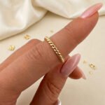 sik-nakit-heritage-braid-gold-zlati-tanek-prstan-s-pletenim-dizajnom-close-up-na-roki
