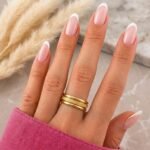 sik-nakit-prstan-lustre-trio-gold-komplet-prstanov-close-up-na-roki-2