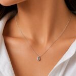 sik-nakit-silver-drop-srebrna-verizica-s-kapljico-close-up-na-vratu