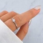 sik-nakit-sleek-spark-silver-srebrni-tanek-prstan-z-gladkim-obrocem-in-drobnim-cirkonom-close-up-na-roki