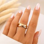 sik-nakit-tri-tone-interalce-tribarvni-prepleteni-prstan-close-up-na-roki