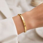sik-nakit-zlata-bangle-zapestnica-s-cirkoni-lumiere-dot-bangle-closeup-na-roki-bela-srajca