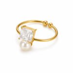 sik-nakit-zlati-prilagodljivi-prstan-z-biserom-in-cirkoni-pearl-prism-gold-bela-produktna Pearl Prism Gold zlati prilagodljiv prstan z biserom in cirkonom Šik nakit