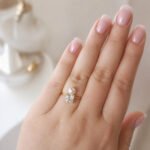 sik-nakit-zlati-prilagodljivi-prstan-z-biserom-in-cirkoni-pearl-prism-gold-na-roki