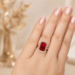 sik-nakit-zlati-prilagodljivi-prstan-z-rdecim-cirkonom-ruby-prism-gold-na-roki-closeup