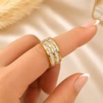 sik-nakit-zlati-prstan-crystal-line-duo-gold-close-up