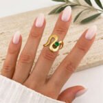sik-nakit-zlati-prstan-emerald-embrace-gold-close-up-na-roki