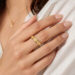 sik-nakit-zlati-prstan-lustre-line-gold-closeup-na-prstu