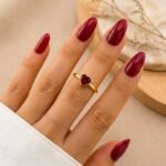 sik-nakit-zlati-prstan-s-srckom-scarlet-heart-gold-close-up-na-roki-lifestyle2