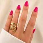 sik-nakit-zlati-prstan-sculpted-flow-gold-closeup-na-roki