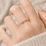 sik-nakit-zlati-prstan-shimmer-spark-gold-close-up-na-roki