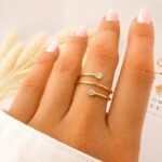 sik-nakit-zlati-prstan-spiral-spark-gold-close-up-na-roki