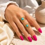 sik-nakit-zlati-prstan-turquoise-orbit-gold-closeup-na-roki-editorial