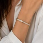 siknakit-crystal-pave-bangle-zlata-bangle-zapestnica-s-cirkoni-closeup-na-roki